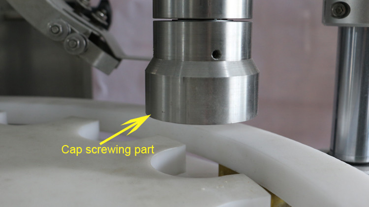 500 ml rund flaskpåfyllningsmaskin med locktätning och stjärnhjulet körs
